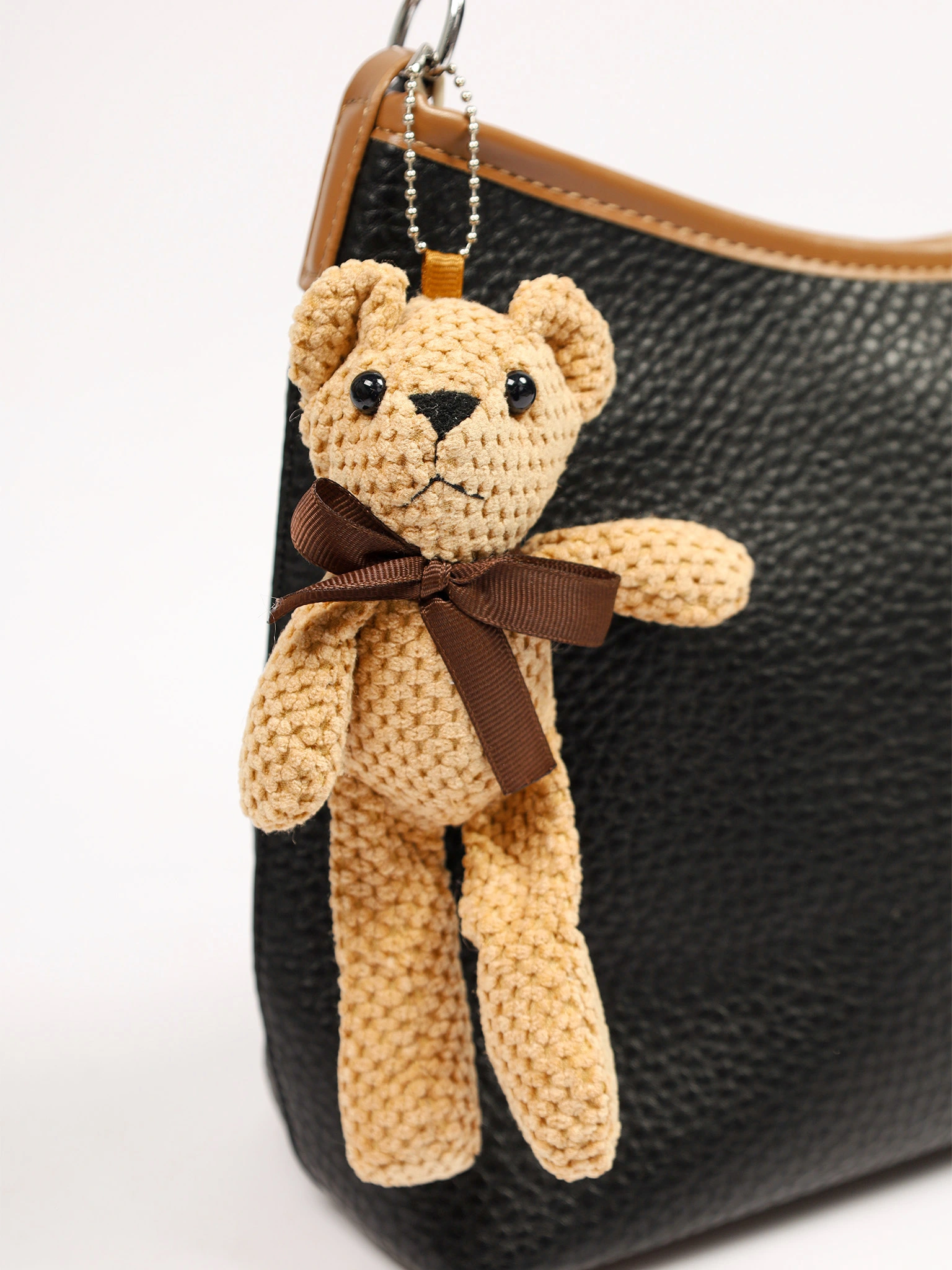 Сумка-кроссбоди  с декоративным брелком в ассортименте